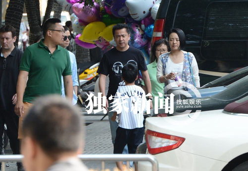 獨(dú)家直擊 王中磊攜妻兒溫馨出行，夫妻恩愛牽手，兒子活潑盡顯童真